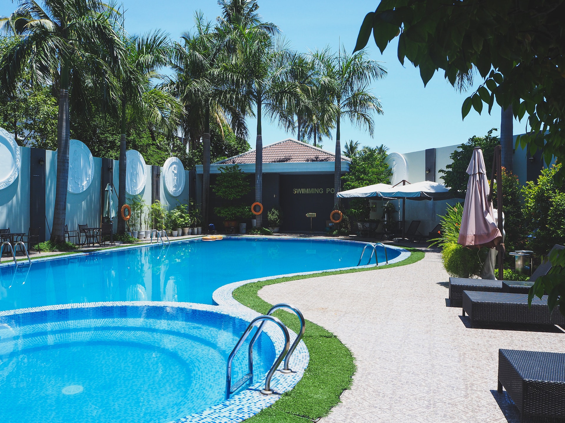 Courtyard pool at the Comp Suite casino hotel